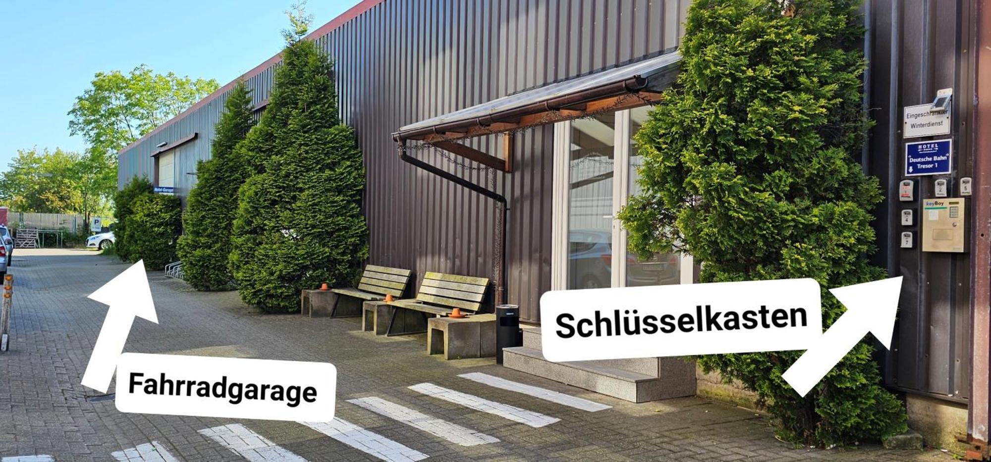 Hotel Am Kleinbahnhof Emden Exterior photo