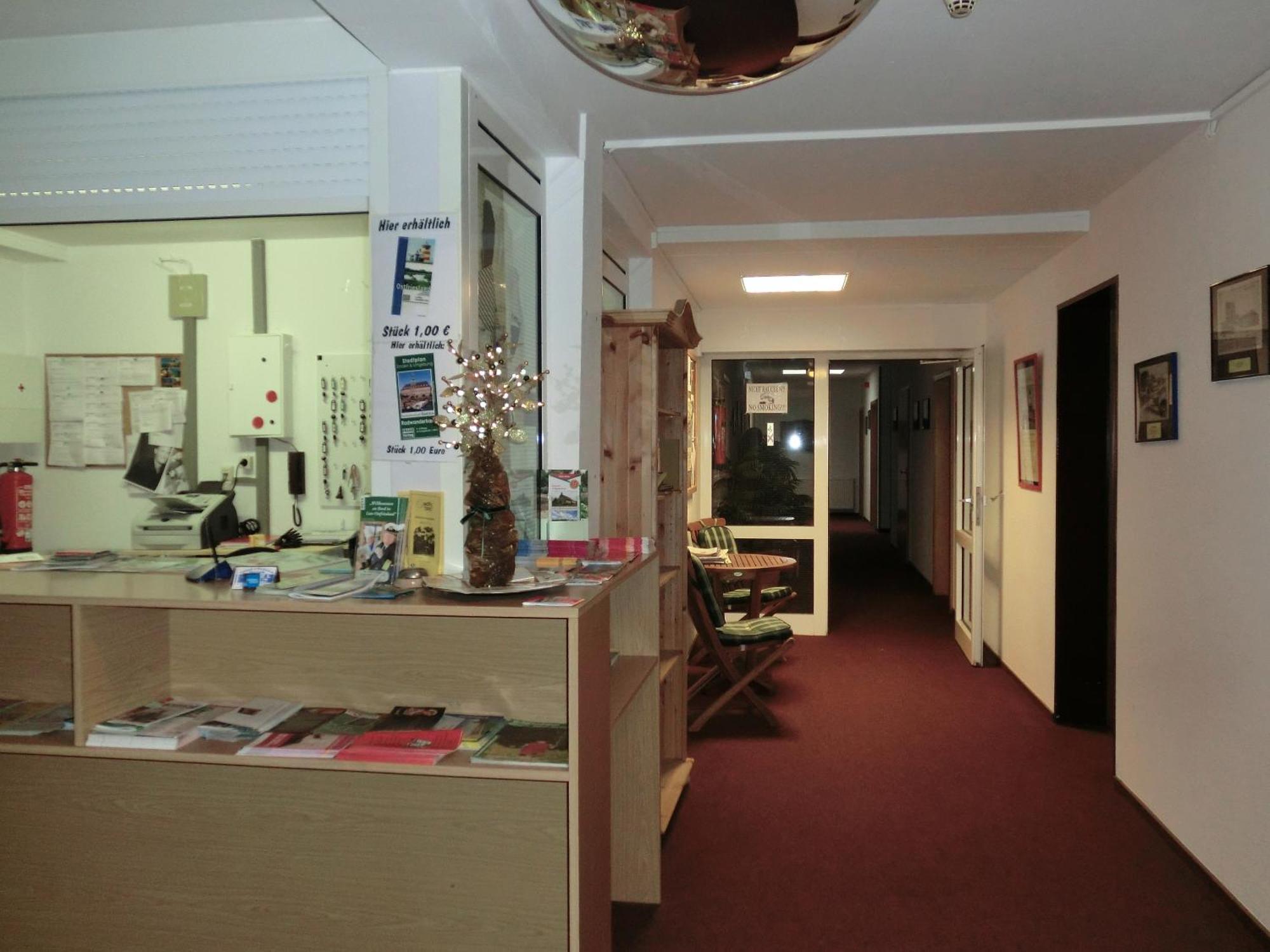 Hotel Am Kleinbahnhof Emden Exterior photo