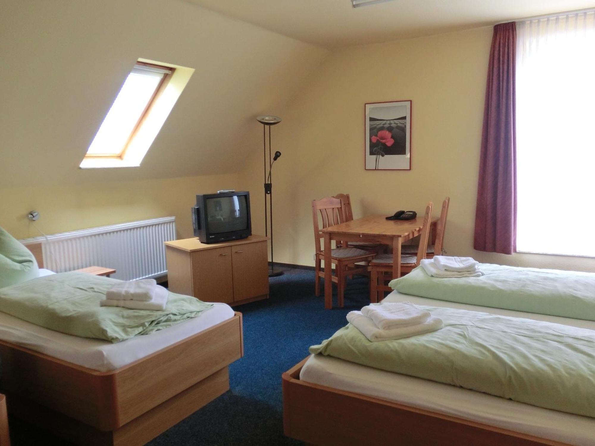 Hotel Am Kleinbahnhof Emden Exterior photo