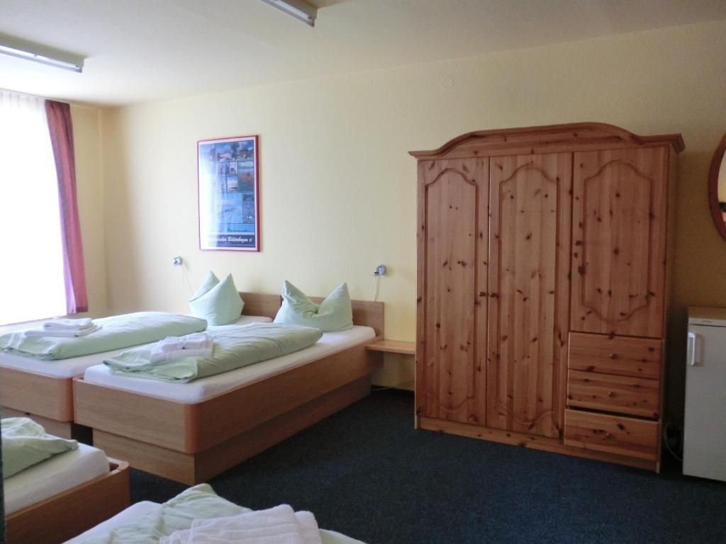 Hotel Am Kleinbahnhof Emden Room photo