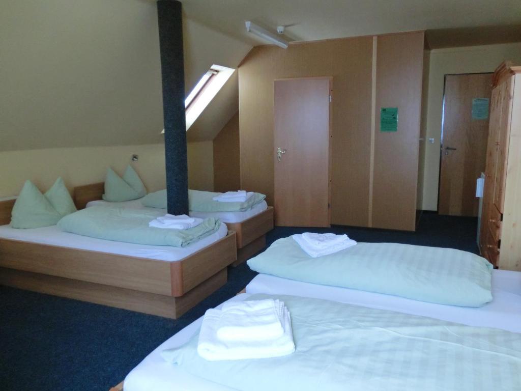 Hotel Am Kleinbahnhof Emden Room photo