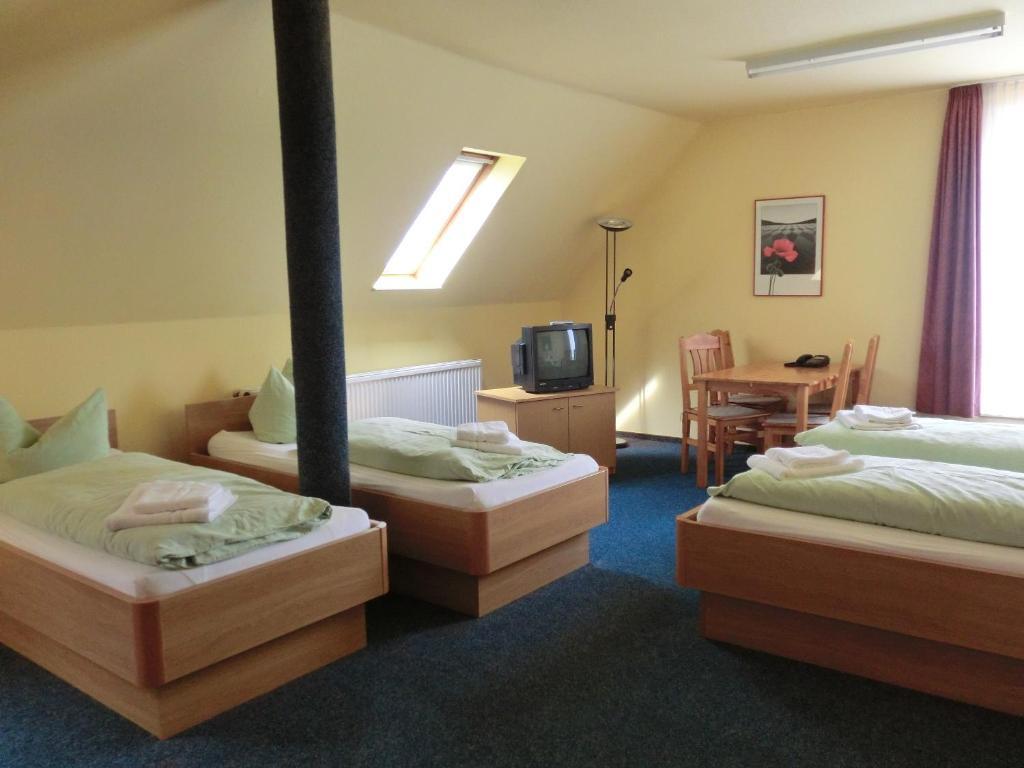 Hotel Am Kleinbahnhof Emden Room photo