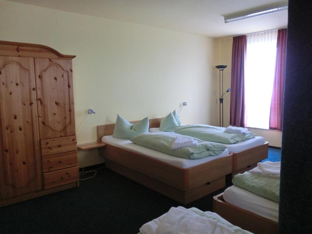 Hotel Am Kleinbahnhof Emden Room photo