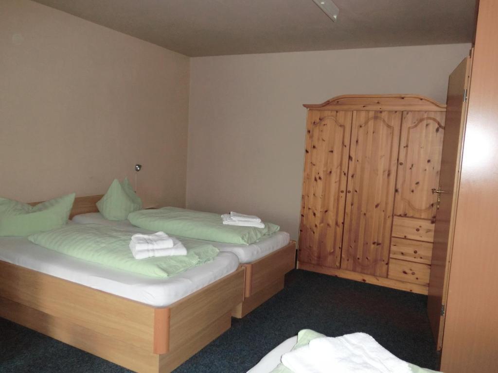 Hotel Am Kleinbahnhof Emden Room photo
